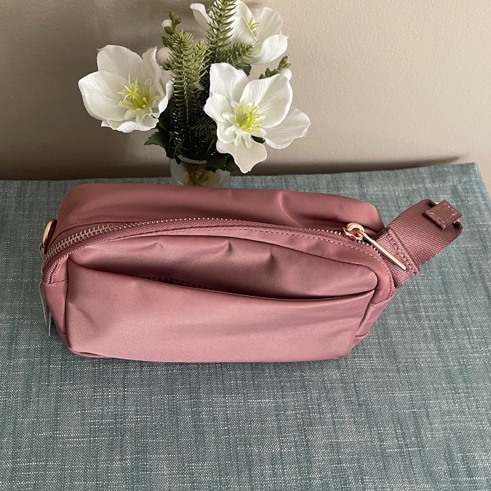 NWT-lululemon athletica mauve-pink crossbody bag with rose gold logo - Picture 6 of 11